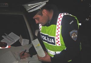 Slika //policajac_pise_kaznu.jpg